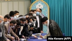 د ایران ستر مذهبي مشر ایت‌الله علي خامنه‌يي د رأی ورکولو پر مهال