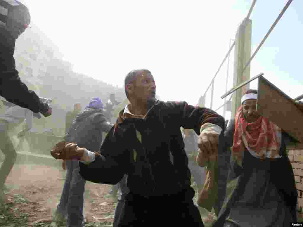 Mübarəkin əleydarları prezidentin tərəfdarlarını daşa basır, 3 fevral 2011 - REUTERS/Goran Tomasevic