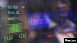 Эмблема Facebook на экране биржы Nasdaq, Нью-Йорк, 17 мая 2012