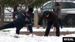 Люди с трудом передвигались по гололеду, а порою и это было невозможным, Баку, 6 февраля 2012