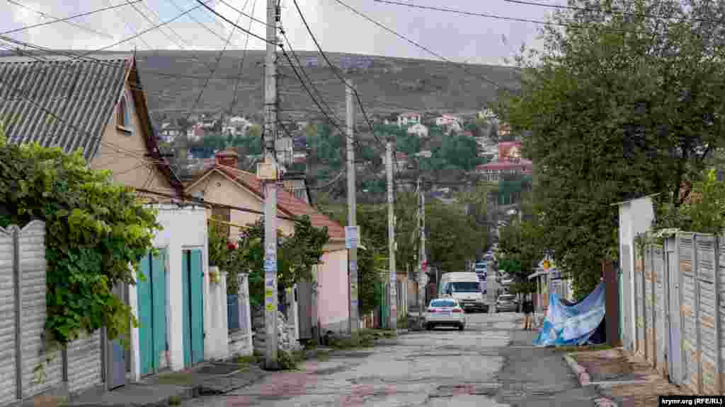 Промислова &ndash; одна з типових вулиць мікрорайону. За нею видно плато, яке північним краєм, що отримав назву Петровські скелі, тягнеться майже до центру міста