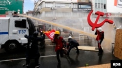 Türkiyə polisi İstanbulda 1 May nümayişini dağıdırır.