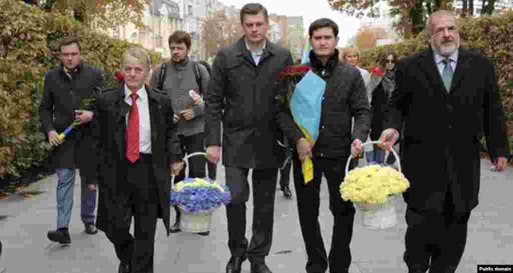 Лідер кримськотатарського народу Мустафа Джемілєв, колишній член Національної ради з питань телебачення і радіомовлення України (на той час &ndash; радник міністра інформаційної політики України) Сергій Костинський, кримськотатарський актор і режисер Ахтем Сеітаблаєв і голова Меджлісу кримськотатарського народу Рефат Чубаров покладають квіти до пам&#39;ятника кримськотатарському льотчику-випробувачу Амет-Хану Султану в 95-ту річницю його дня народження. Парк Слави, Київ, 25 жовтня 2015 року