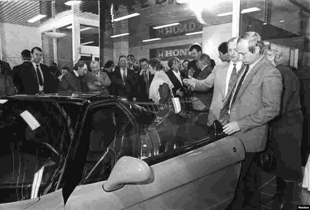 1993-c&uuml; il 29 aprel. Putin Sankt-Peterbuqrda bir mərasimdə Honda markalı maşına baxır. 