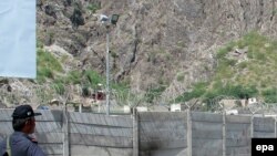 Pakistan -- Pakistani security officials stand guard as the border has been closed, at the Pak-Afghan border crossing at Toorkham, 13 June 2016