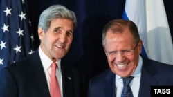 John Kerry və Sergei Lavrov 